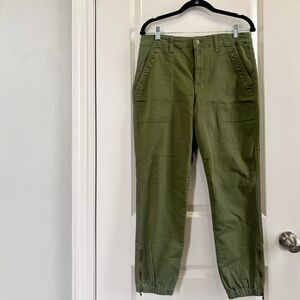 CAbi 💫 NWOT Fall 2023 Compass Pant, Women’s Joggers, Army Green, Size 6, #4318